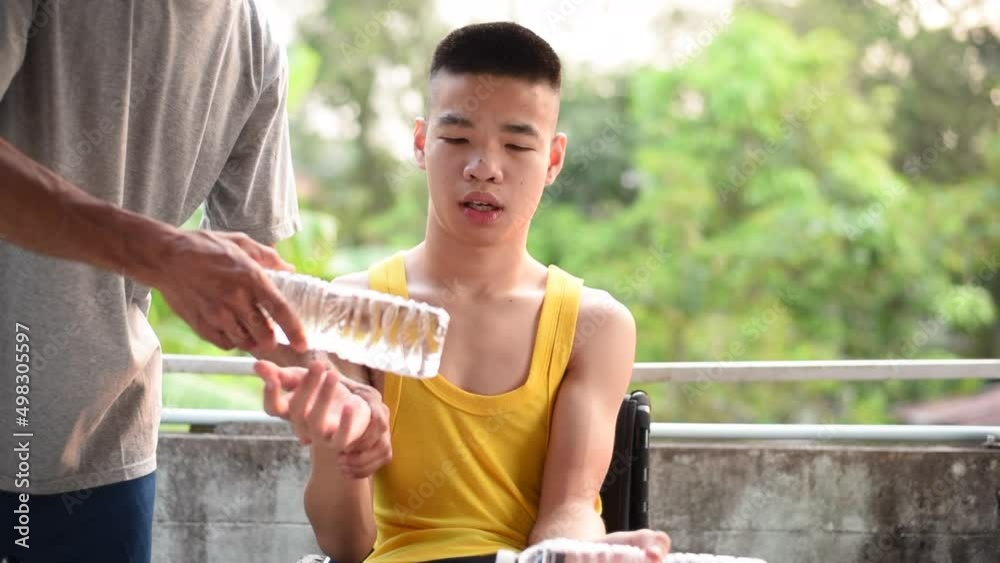Vidéo Stock Young man with a disability exercise your hand and arm