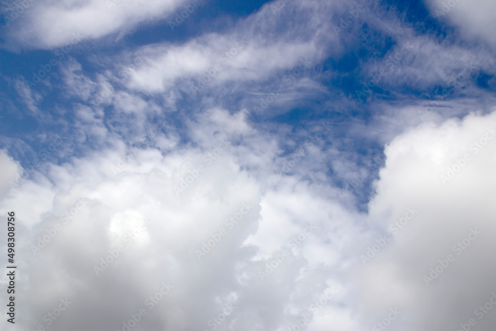 Obraz premium Natural daylight and white clouds floating on blue sky