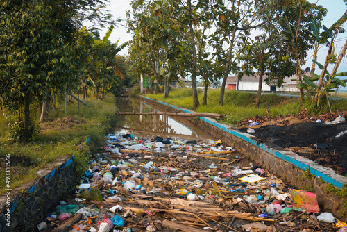 Konstfotografi Semarang, Indonesia - April 11, 2022: Piles of garbage in a stagnant river