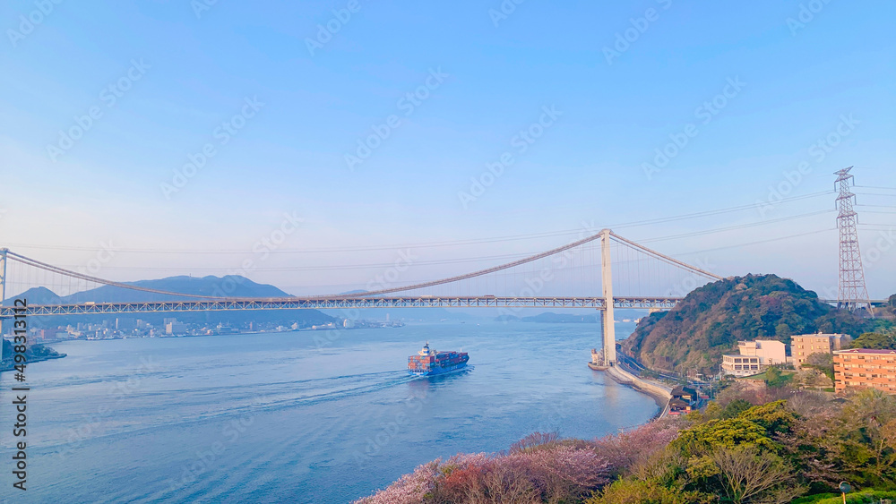 Fototapeta premium 桜の季節の関門海峡・下関