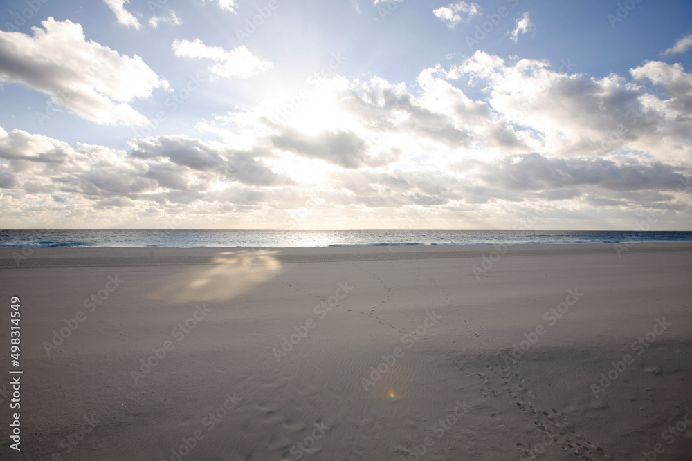 Obraz premium 高級リゾートホテルのベランダから見下ろしたカンクンのカリブ海