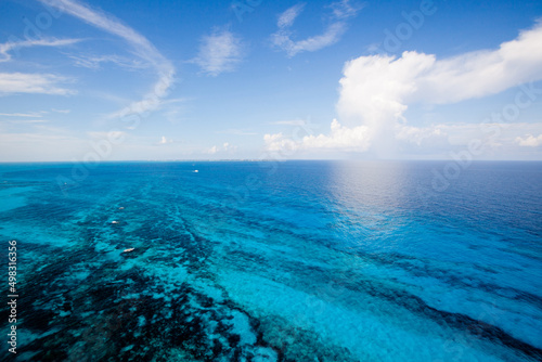タイトルヘリコプターに乗って上空から撮影したカンクンのカリブ海
