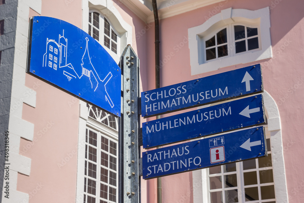 Obraz premium Tourist sign in front of the historic pink church in Gifhorn, Germany