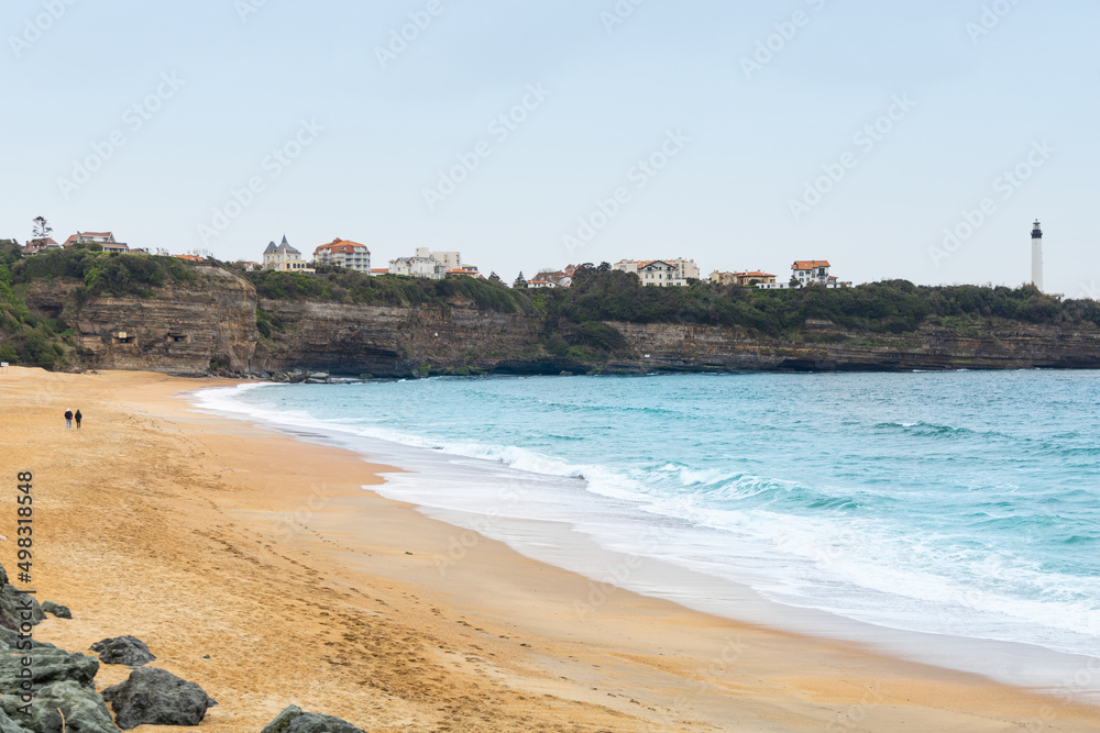 Photo de la plage de Biarritz avec des pierres et du sable ainsi qu'une vue sur l'océan Atlantique.