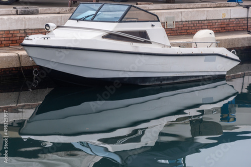 Motorboot mit Spiegelung im Wasser © driendl