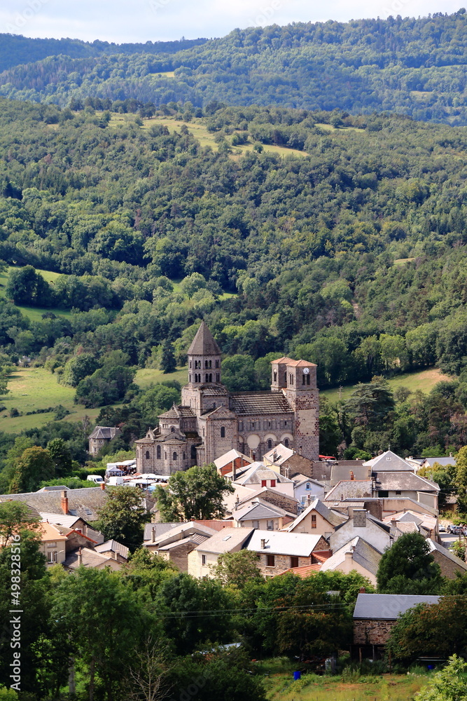 Église et village de Saint-Nectaire au coeur de l'Auvergne