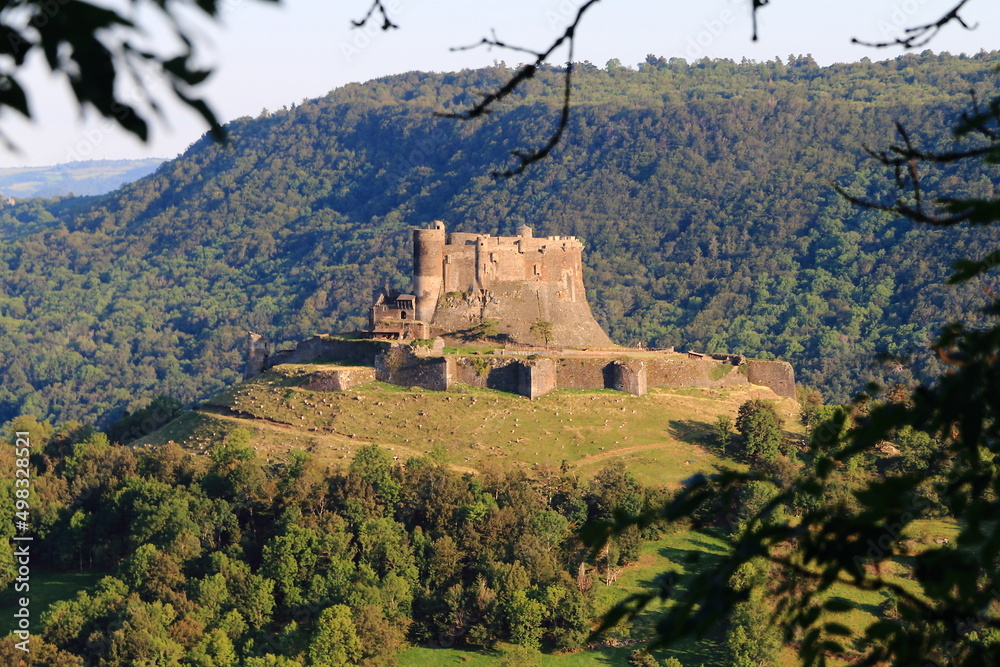 Le château de Murol en Auvergne face au massif du Sancy