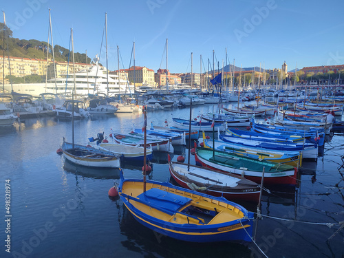 Bateaux traditionnels de pêche et yachts dans le Port Lympia à Nice sur la Côte d'Azur