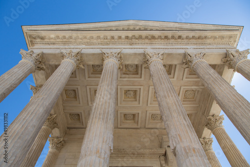Εκτύπωση καμβά Maison Carrée, Nîmes, France:Details of the corinthian columns, capitals and decorated ceiling of the ancient Roman temple, which is one of the best preserved Roman temples of the former Roman Empire