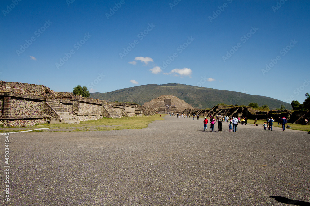 Obraz premium キシコの世界遺産である、古代都市遺跡、宗教都市国家ディオティワカン遺跡・太陽のピラミッドと月のピラミッド
