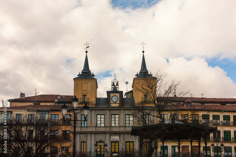 Obraz premium Ayuntamiento de Segovia, desde la Plaza Mayor del pueblo, en Castilla y León, España.