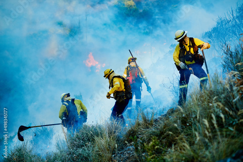 Fotografía Combating the flames