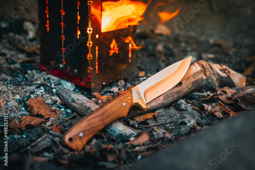 Bushcraft im Wald. Outdoor Feuer machen und kochen