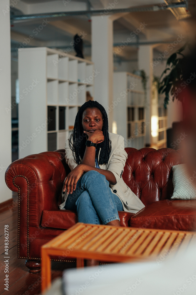Obraz premium Woman having a therapeutic session with a psychologist