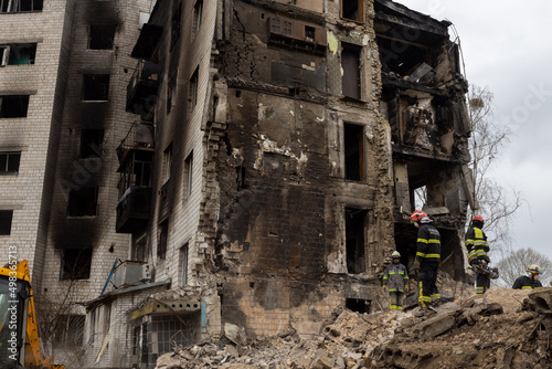 Bomberos trabajan en la limpieza de escombros y rescate de cuerpos de un edificio habitacional que fue destruido por un misil ruso en Bodoryanca Ucrania.