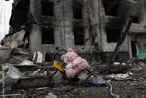 Un peluche frente a un edificio habitacional donde vivian cientos de personas destruido por un misil ruso en Bodoryanca Ucrania.  photo