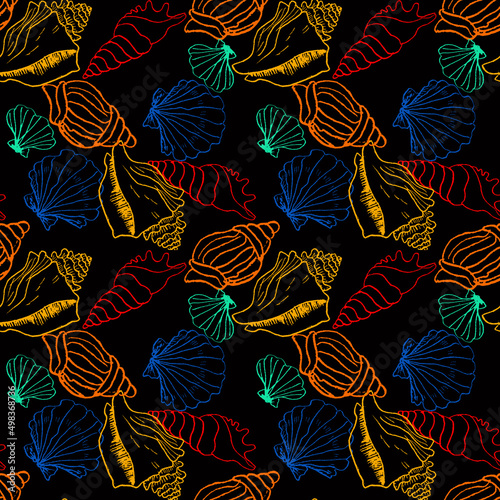 Pattern con conchiglie colorate su sfondo nero