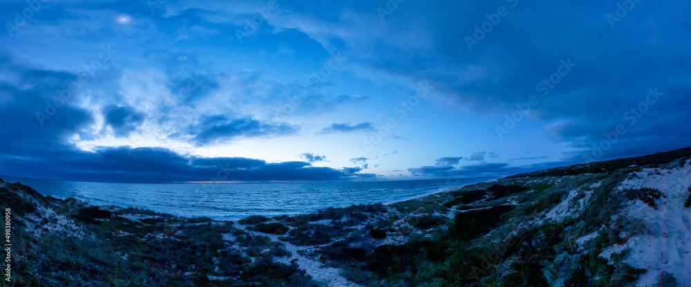 Obraz premium Moody Blue Hour Seascape over Nazaré Coast and Dunes, Portugal