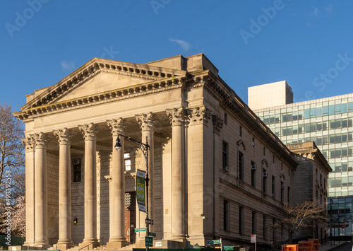 Obraz na płótnie Staten Island, NY - USA - April 10, 2022: Three quarter view of the neoclassical style Richmond County Courthouse, a 1919 municipal courthouse in the civic center of St. George on Staten Island. w salonie