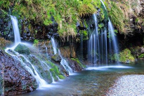 Fototapeta Naklejka Na Ścianę i Meble -  春の美しい陣馬の滝の流れ