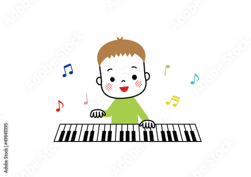 楽しそうにピアノを弾いている男の子