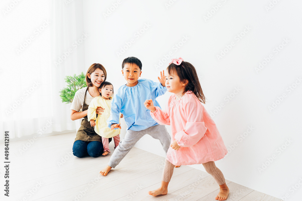 幼稚園で遊ぶ子どもたちと保育士 幼稚園で遊ぶ子どもたちと保育士