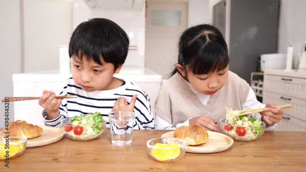 家で食事をしているアジア人の子供 家で食事をしているアジア人の子供