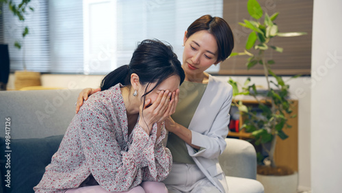 泣く女性を励ます女性