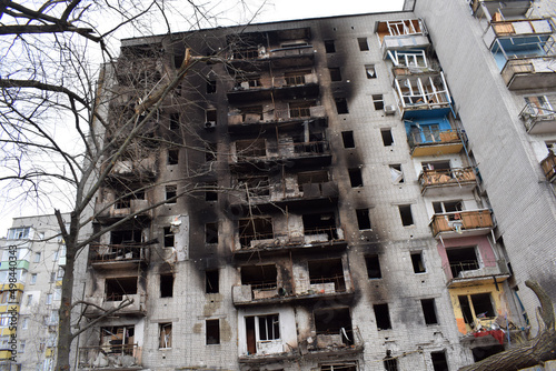 Valokuva A multi-storey residential building in Chernihiv damaged by shelling by Russian troops and subsequent fire