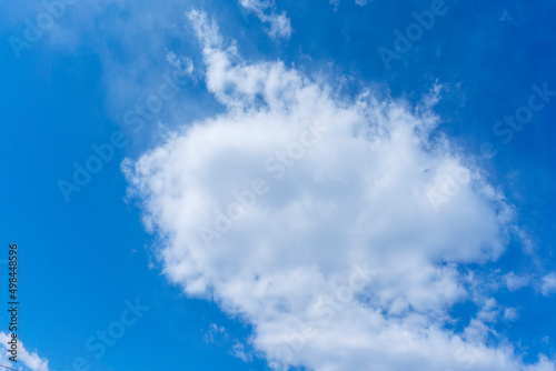 Refreshing blue sky and cloud background material_wide_36