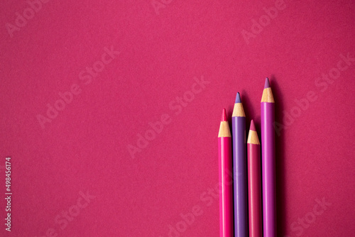 Lila Buntstifte auf lila Hintergrund. Freiraum für Text