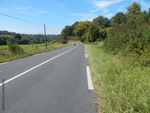 Moto qui roule sur une route de campagne