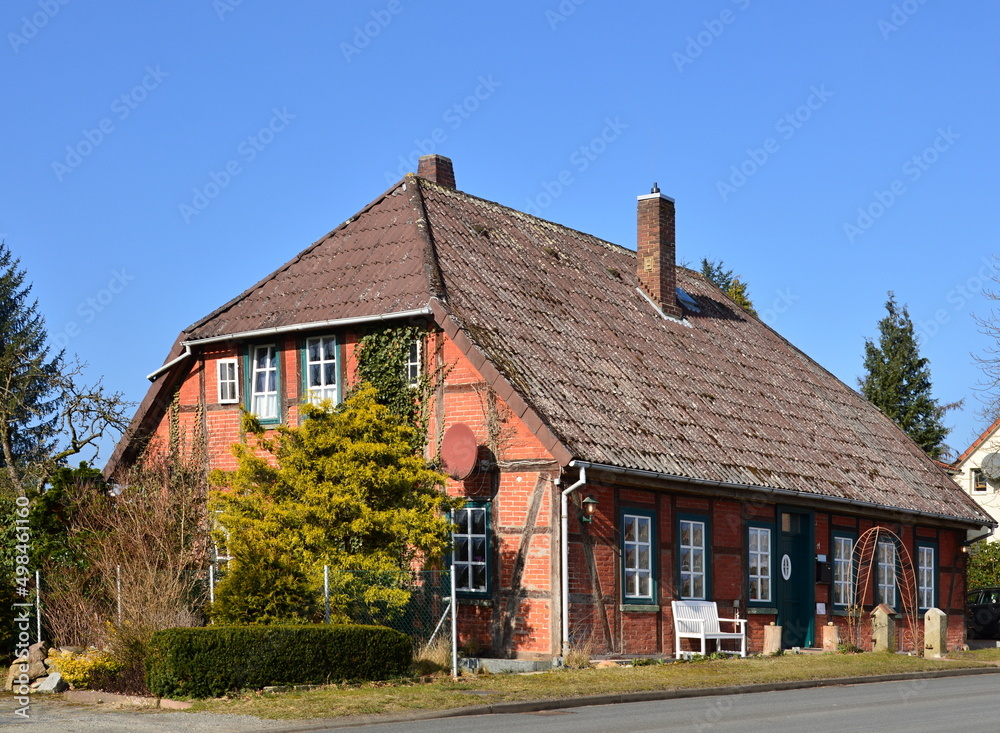 Historisches Bauwerk im Frühling im Dorf Müden am Fluss Örtze, Niedersachsen