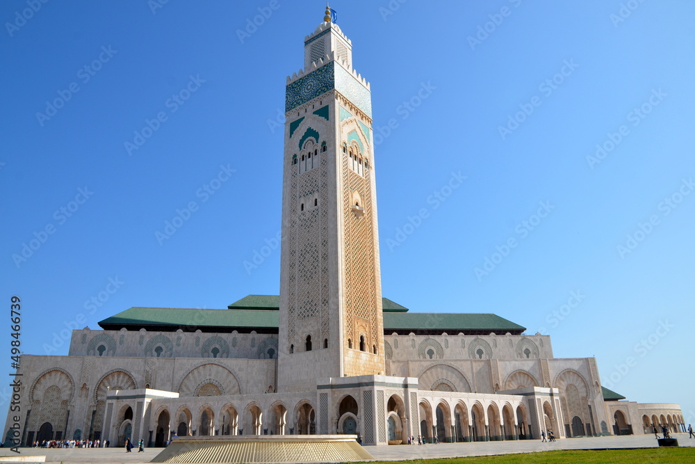 Maroc, Casablanca, la Mosquée Hassan II est un  ouvrage exceptionnel qui a nécessité 7 ans de travaux, son minaret culmine à près de 210 mètres, elle est érigée en partie sur la mer.