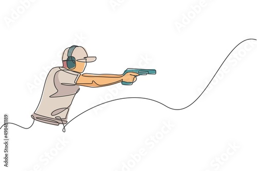 Single continuous line drawing of young athlete man shooter holding gun and training to aim target tactical shooting. Shooting sport training concept. Trendy one line draw design vector illustration