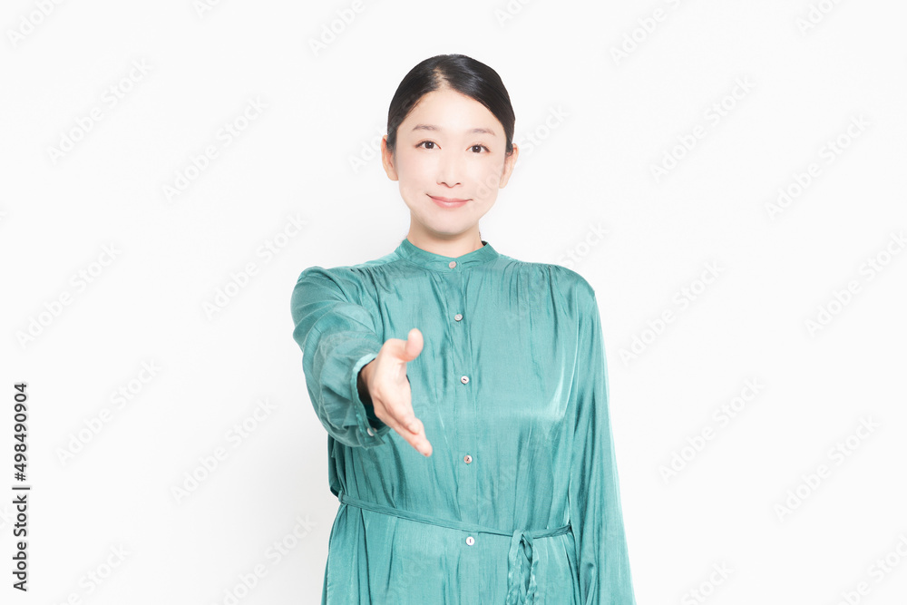 手を差し出している主婦 手を差し出している主婦