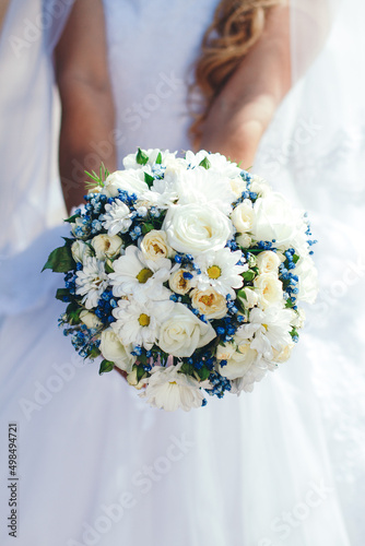 wonderful wedding bouquet of reses and daisies