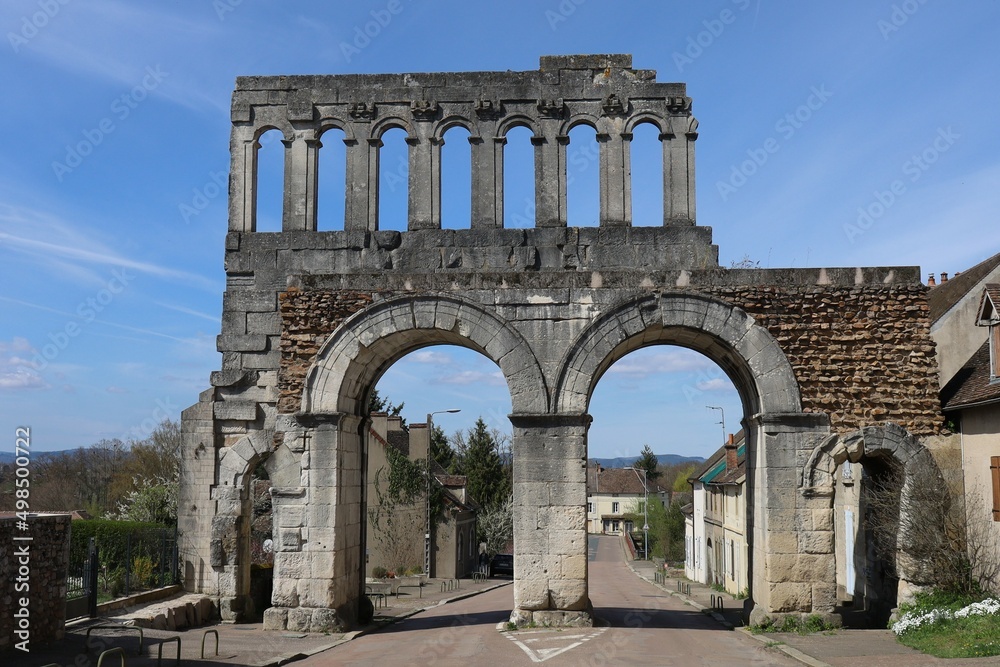 La porte d'Arroux, aussi appelée porte de Sens, porte de ville romaine, ville de Autun, département de la Saone et Loire, France