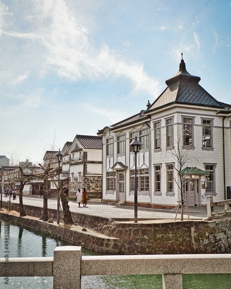 Fototapeta premium 白壁の町 倉敷美観地区|縦構図