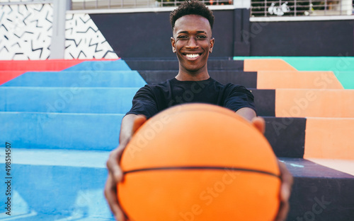 Photography Happy young african man playing basketball outdoor - College sport concept - Foc