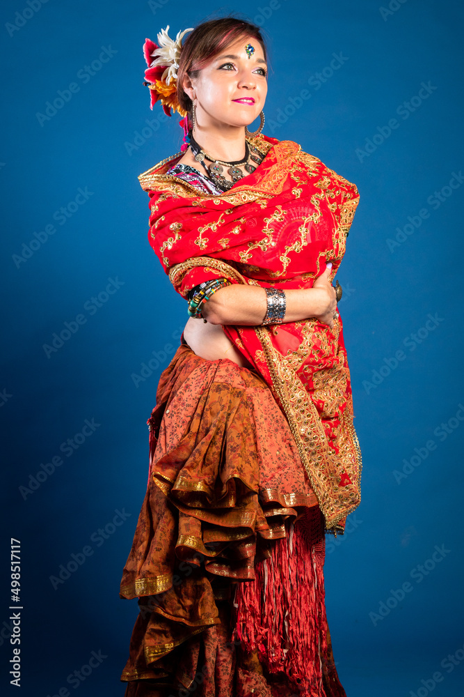 Mujer tradicional vestida con finas telas rojas y flores Mujer tradicional vestida con finas telas rojas y flores