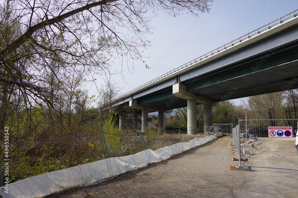 Travaux routier sous pont d'autoroute pour un chantier de restauration