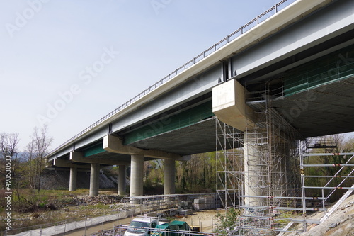 Travaux routier sous pont d'autoroute pour un chantier de restauration photo