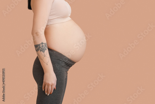 Pregnant young woman on bei...