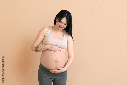 Pregnant young woman on bei...