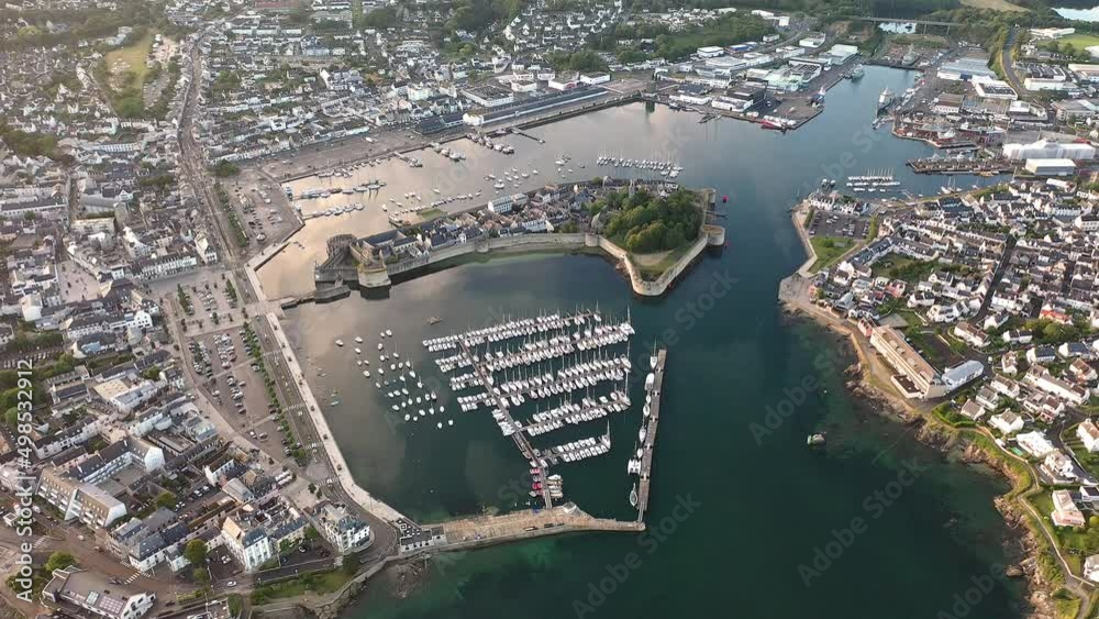 Drohnenaufnahme, Drohnenflug über die Küste von Concarneau mit Blick auf den Hafen, die historische Altstadt, Département Finistère, Bretagne, Frankreich