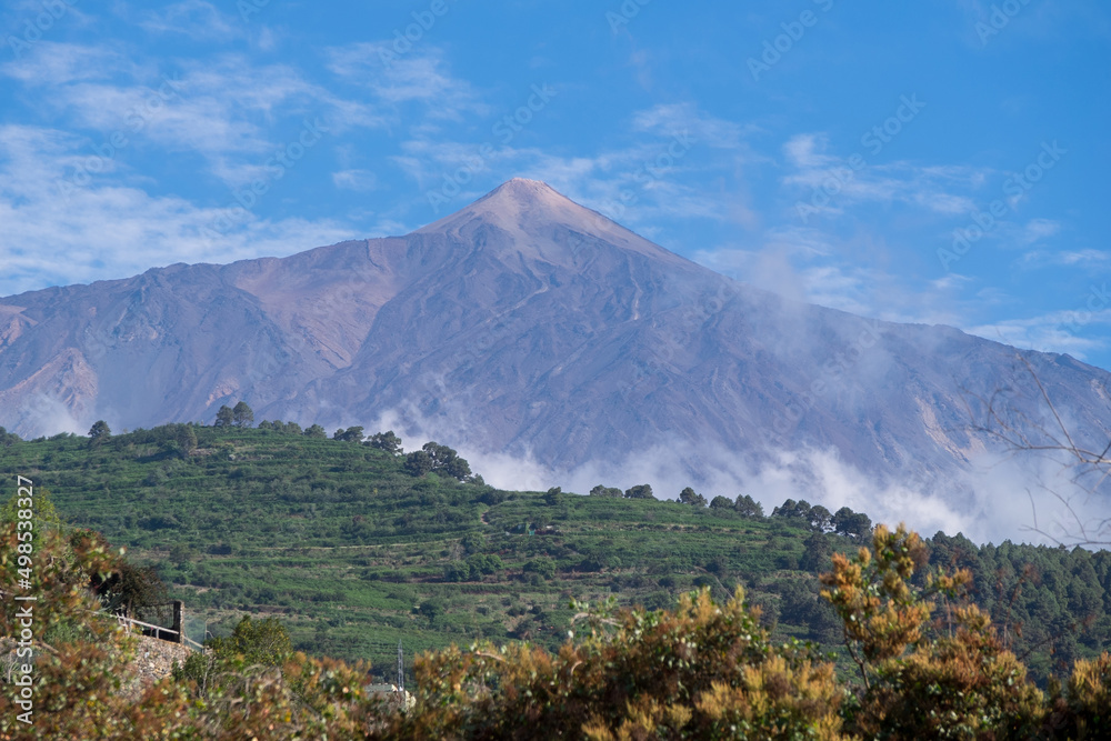 Paisaje rural y vista del volcán Teide en el norte de la isla de Tenerife, Canarias