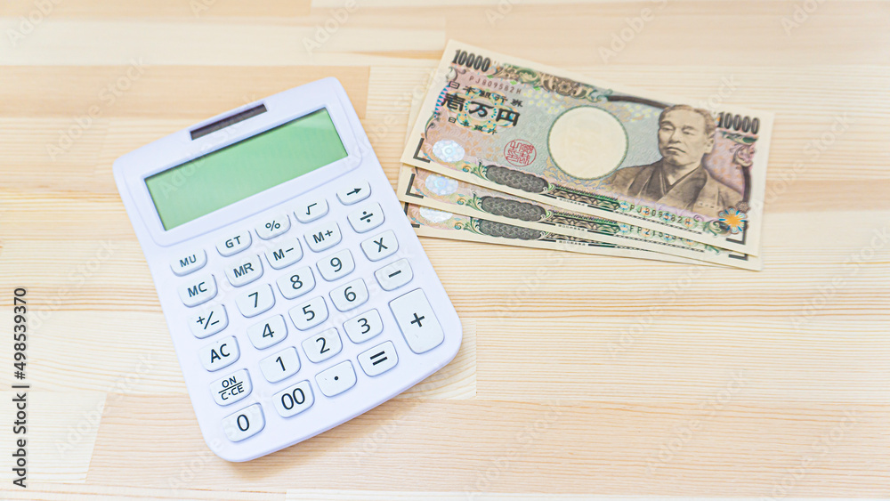 Japanese banknotes, coins and calculators placed on the table_b_03 Japanese banknotes, coins and calculators placed on the table_b_03