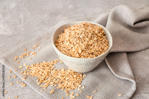 Canvas Print Bowl of raw oatmeal on grunge background