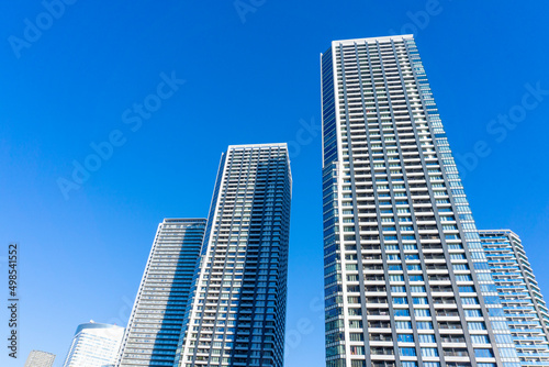 タワーマンションの外観と爽やかな青空の風景_c_88
